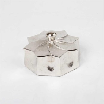 Flower shaped metal box with lid from Oro