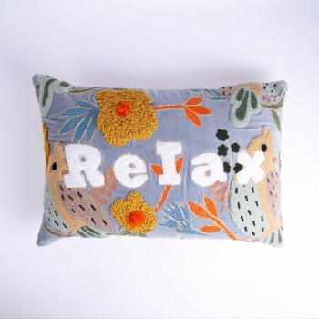 وسادة بعبارة Relax من سيلورا