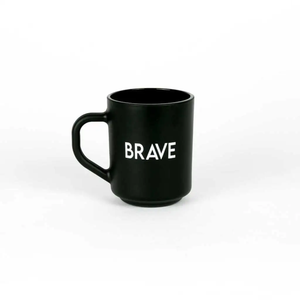 كوب قهوة بعبارة Brave من اورورا