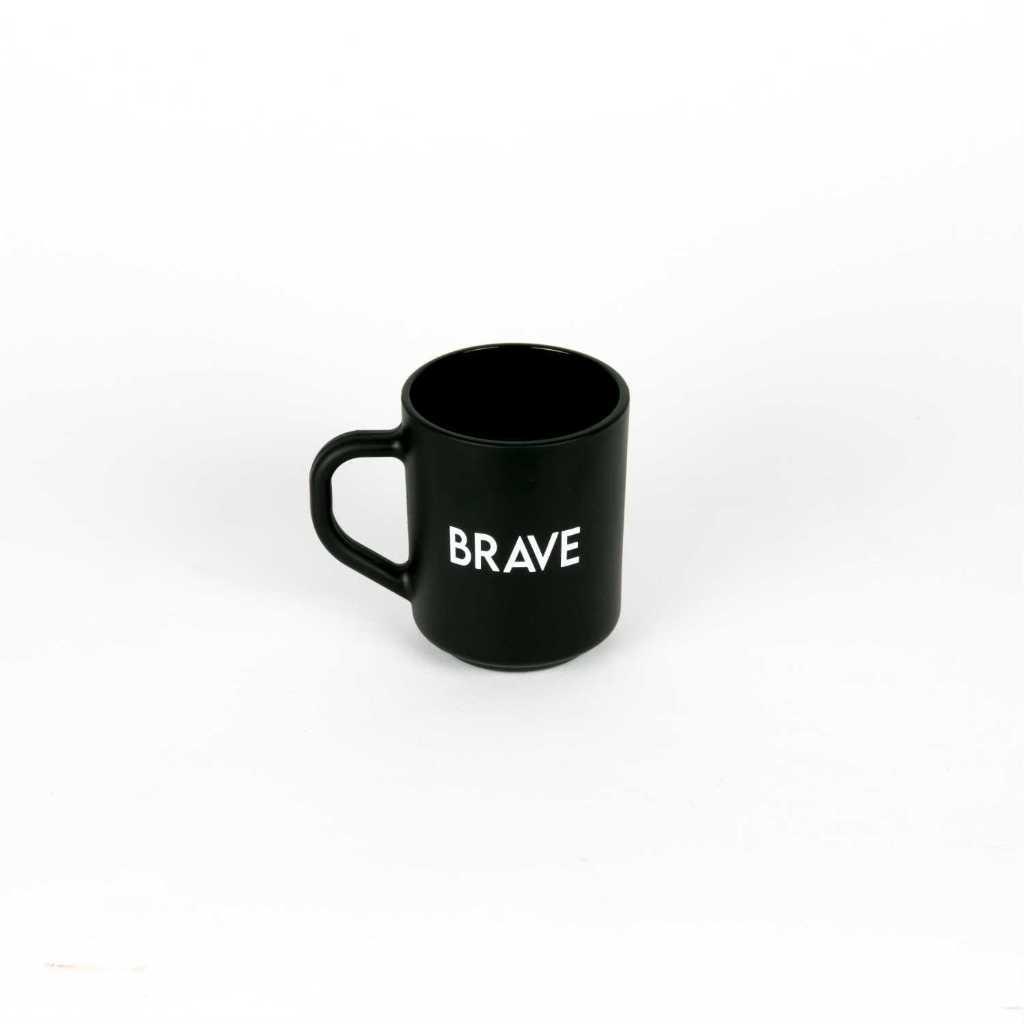 كوب قهوة بعبارة Brave من اورورا