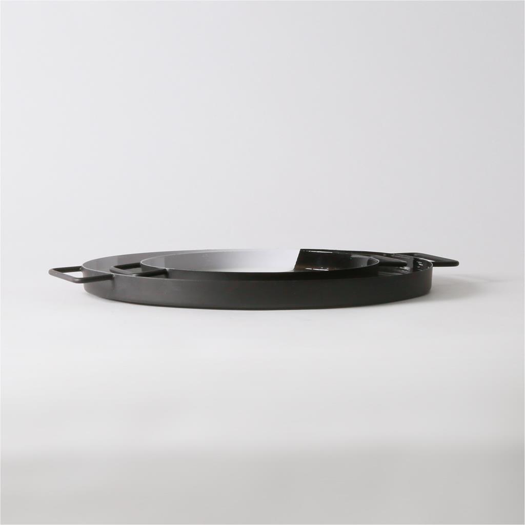 Round serving tray from gibbous