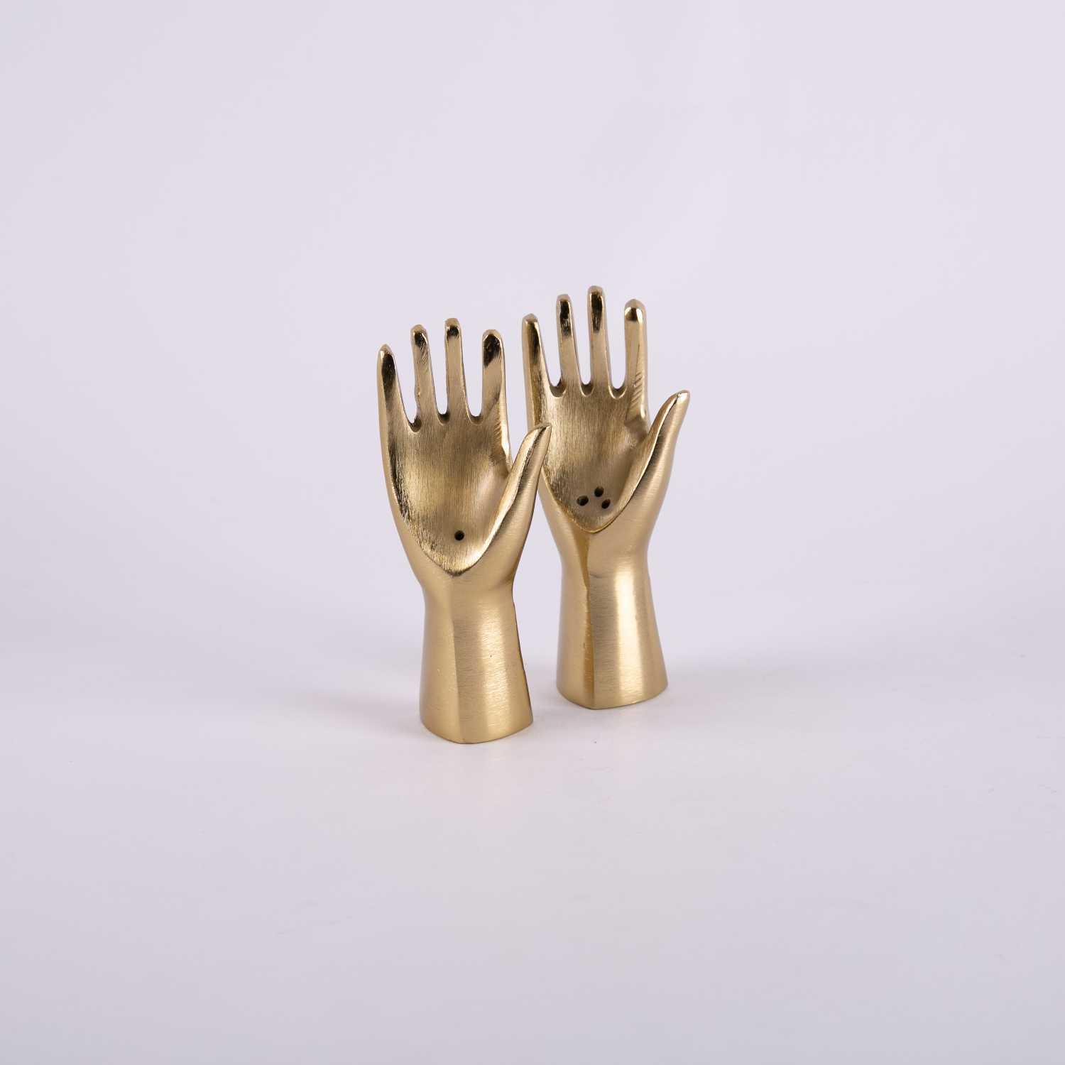 

salt and pepper shaker from atheela, Gold