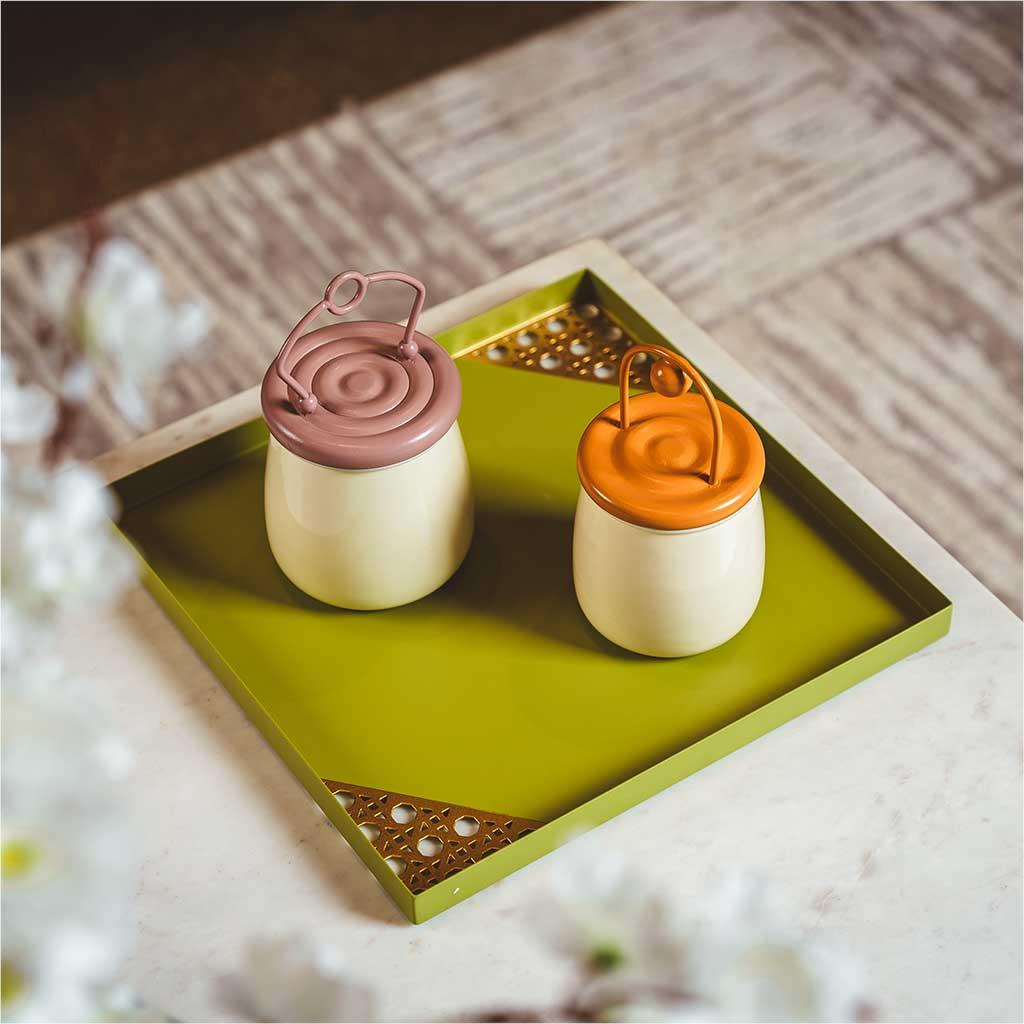 علبة دائرية بغطاء من أزهى