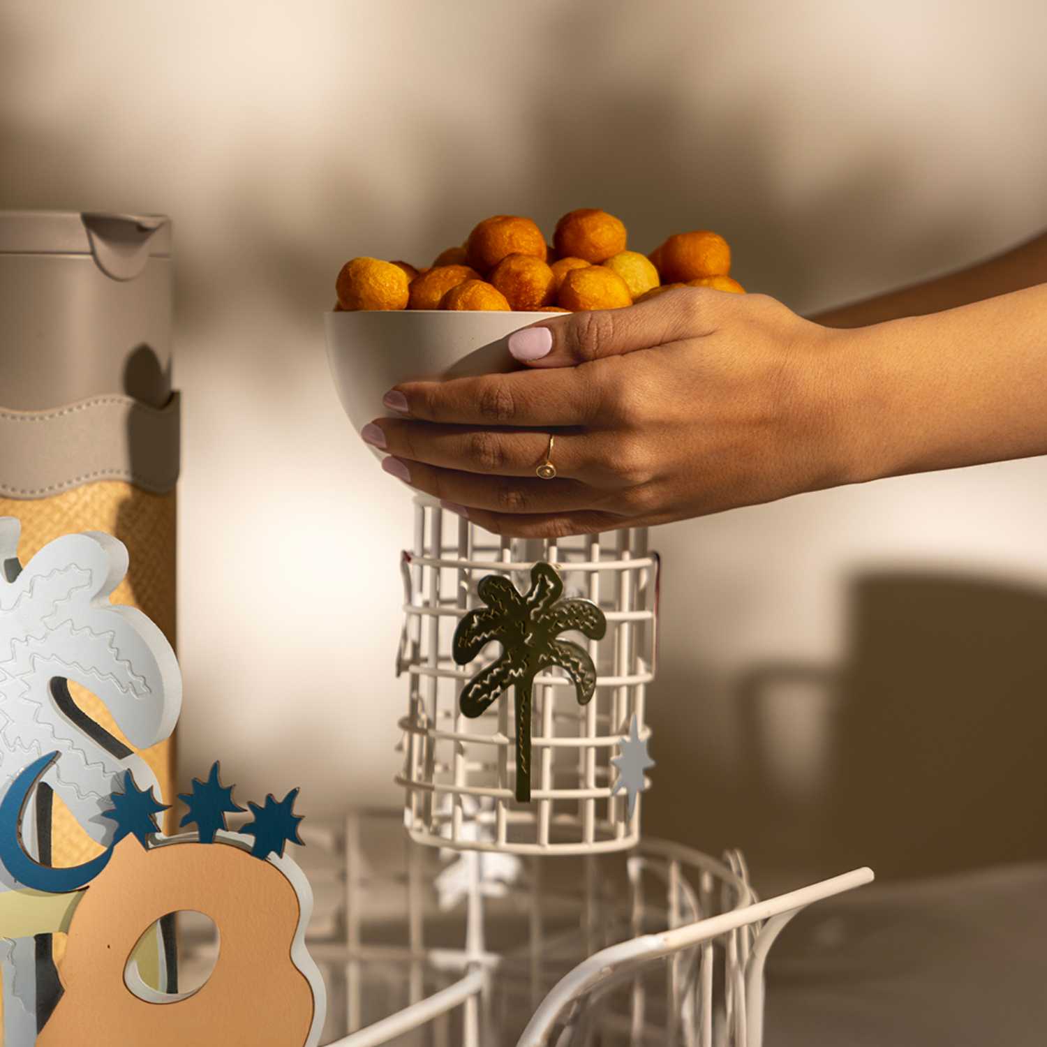 وعاء تقديم تمر من رتيلة