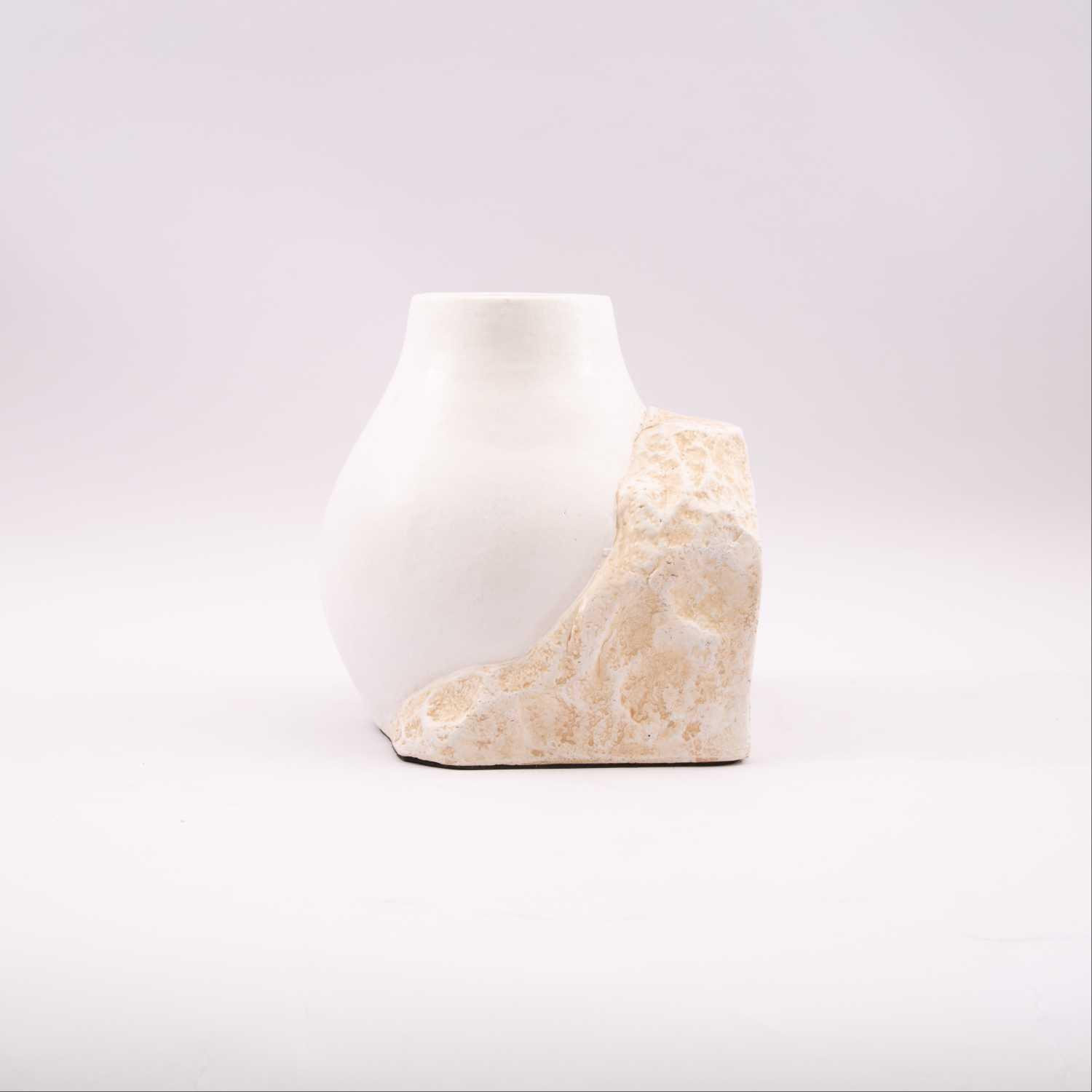 

seraphina deco vase with rustic base white, Beige white