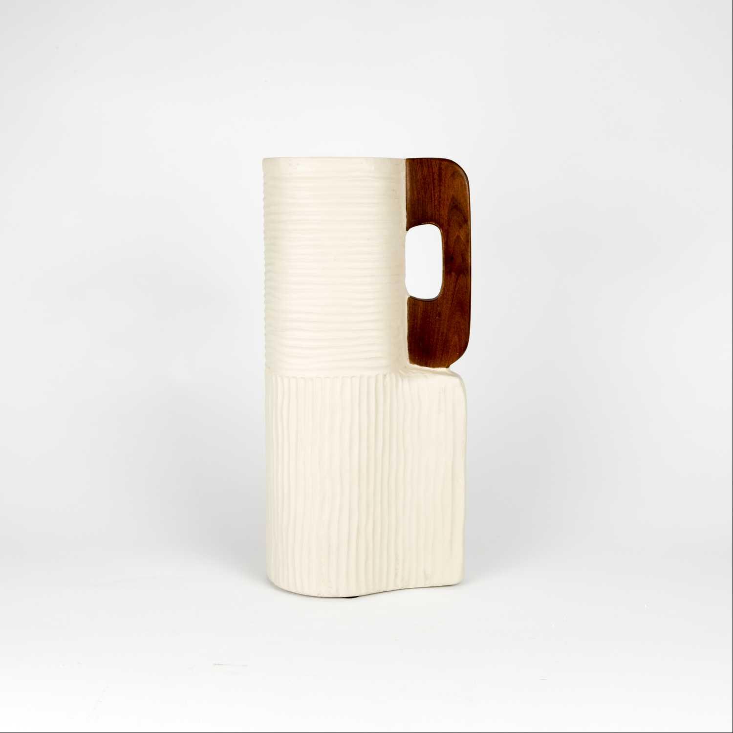 

niravana beige vase