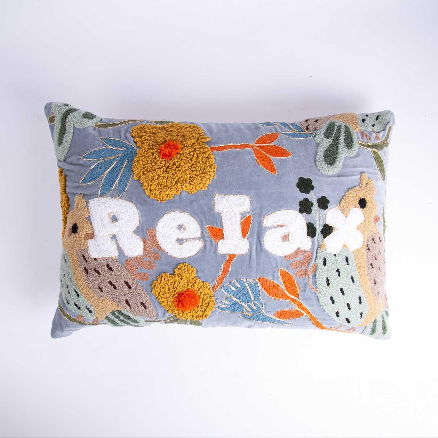 وسادة بعبارة Relax من سيلورا