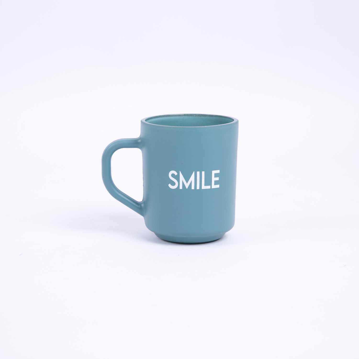 كوب قهوة بعبارة Smile من اورورا